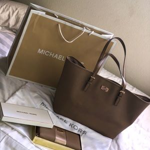 Michael Kors tote & wallet set ❌SOLD❌